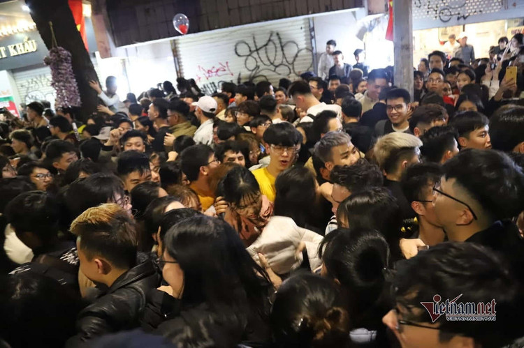 Chen nhau đón năm mới, thiếu nữ ngất xỉu bên vườn hoa Hà Nội