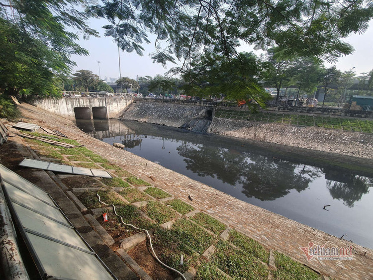 Cảnh dỡ 'bảo bối' Nhật làm sạch sông Tô Lịch, rút cá koi về hồ Tây