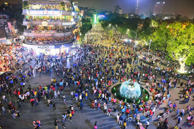 Không gian đi bộ hồ Gươm là điểm đến hấp dẫn với người dân và du khách. Ảnh: Giang Huy.