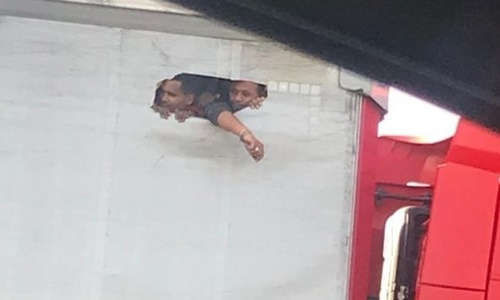 Hình ảnh người nhập cư đục lỗ trên thùng xe tải nhìn ra bên ngoài được ghi lại gần sân bay Heathrow ở London, Anh. Ảnh: Publicity Agent.