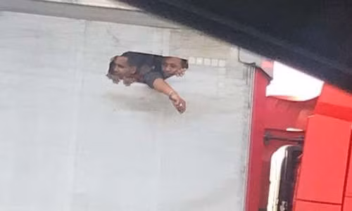 Hình ảnh người nhập cư đục lỗ trên thùng xe tải nhìn ra bên ngoài được ghi lại gần sân bay Heathrow ở London, Anh. Ảnh: Publicity Agent.