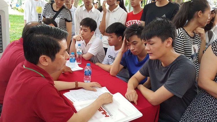 Các thí sinh quan tâm nhiều tới cơ hội việc làm của những ngành nghề mình lựa chọn. Ảnh: KH&ĐS.