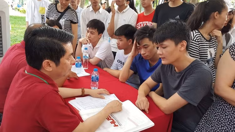 Các thí sinh quan tâm nhiều tới cơ hội việc làm của những ngành nghề mình lựa chọn. Ảnh: KH&ĐS.