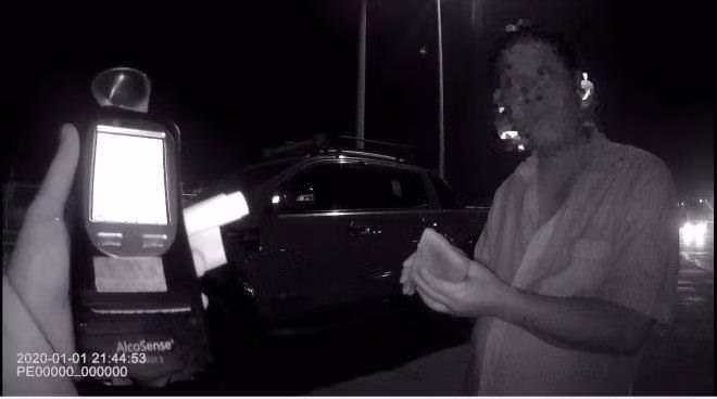 Tại Km6 cao tốc Nội Bài - Lào Cai, lực lượng cảnh sát giao thông đã tiến hành kiểm tra nhiều tài xế. Các tài xế sẽ được test nhanh nồng độ cồn qua máy đo.