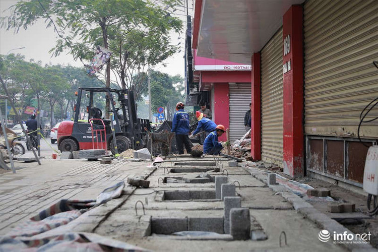 “Việc lát lại vỉa hè đã khiến quán tôi những ngày nay rất vắng khách chính vì thế nên tôi đã đóng cửa quán. Nhưng chắc chắn, khi thi công xong đoạn đường này sẽ đẹp hơn, nên tôi rất ủng hộ”. Chị Thanh – một chủ hộ kinh doanh trên phố Thái Hà nói.