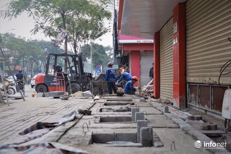 “Việc lát lại vỉa hè đã khiến quán tôi những ngày nay rất vắng khách chính vì thế nên tôi đã đóng cửa quán. Nhưng chắc chắn, khi thi công xong đoạn đường này sẽ đẹp hơn, nên tôi rất ủng hộ”. Chị Thanh – một chủ hộ kinh doanh trên phố Thái Hà nói.