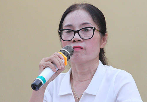 Hiệu trưởng Lê Thị Thủy khóc khi phát biểu trước phụ huynh chiều 18/9. Ảnh: Đức Hùng