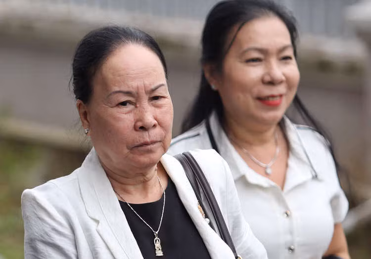 Bà Lê Thị Ước (trái, mẹ ông Vũ) đến tòa khá sớm. Ảnh: Thành Nguyễn.