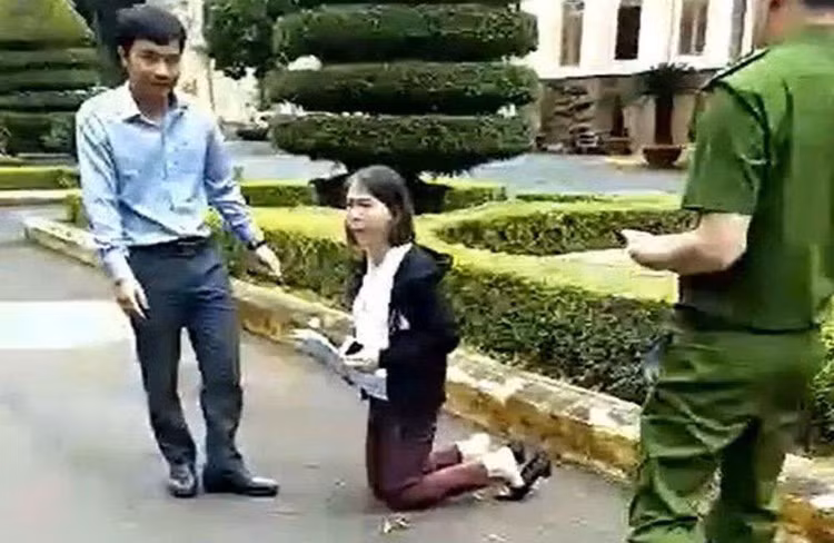 Cô giáo quỳ gối trước ủy ban tỉnh bị điều chuyển do vi phạm dạy thêm