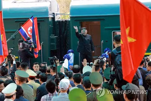 Chủ tịch Triều Tiên Kim Jong-un lên tàu ở ga Đồng Đăng để về nước vào chiều ngày 2/3.