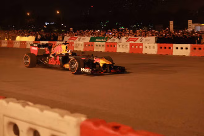 Xe đua F1 lao qua như cơn gió trước khu vực sân vận động Mỹ Đình, ngàn người hò reo - Ảnh 4.