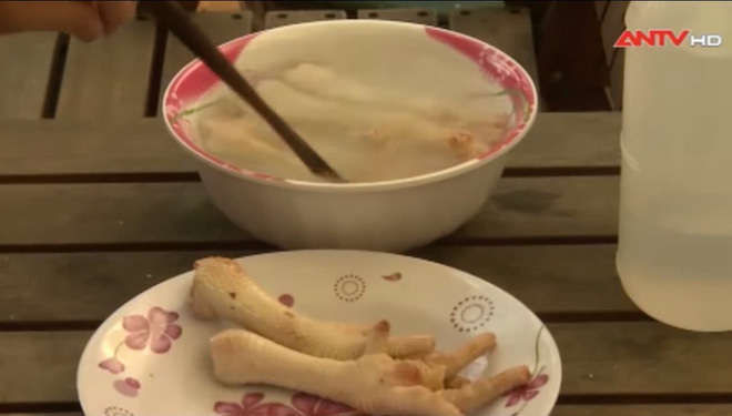 Sự thật rùng mình về món chân gà nướng đang 'làm mưa làm gió' khắp vỉa hè