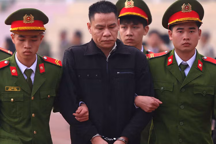 Bị cáo Vì Văn Toán bị áp giải đến toà. Ảnh: Phạm Dự.