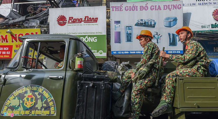 Dan xe quan doi den Rang Dong tay doc hinh anh 4 