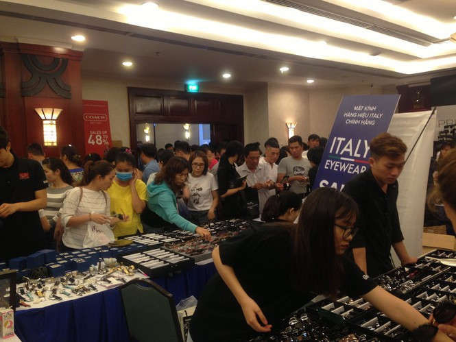 Black Friday: Chen lấn săn hàng giảm giá trong đêm Sài Gòn - ảnh 2