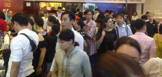 Black Friday: Chen lấn săn hàng giảm giá trong đêm Sài Gòn - ảnh 4