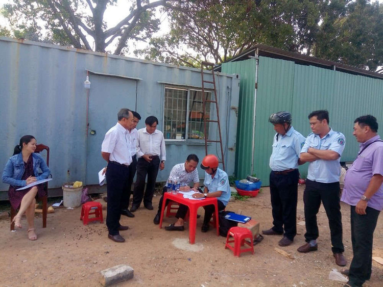 Đoàn kiểm tra làm việc với chủ sử dụng đất trong buổi kiểm tra ngày 5/12/2019.