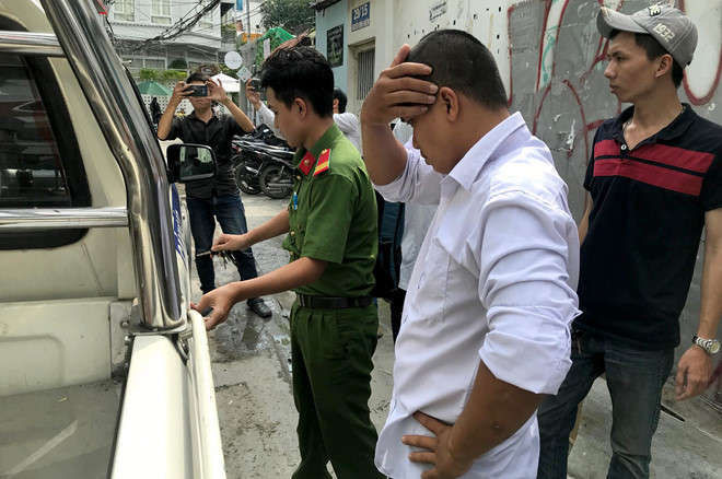 Vu pho chanh an bi to 'bat' tre em: Truc xuat 2 nguoi chiem giu nha hinh anh 1 