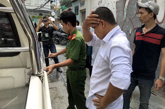 Vu pho chanh an bi to 'bat' tre em: Truc xuat 2 nguoi chiem giu nha hinh anh 1 