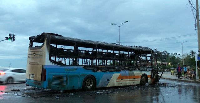 Xe khách cháy trơ khung khi đang lưu thông - 3