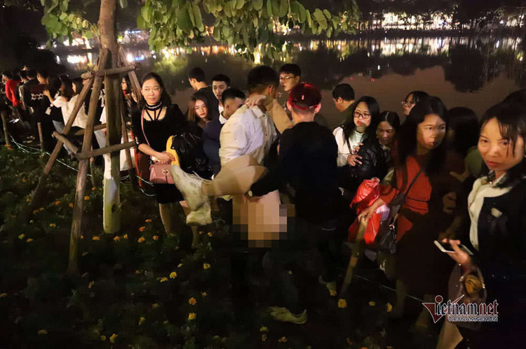 Chen nhau đón năm mới, thiếu nữ ngất xỉu bên vườn hoa Hà Nội