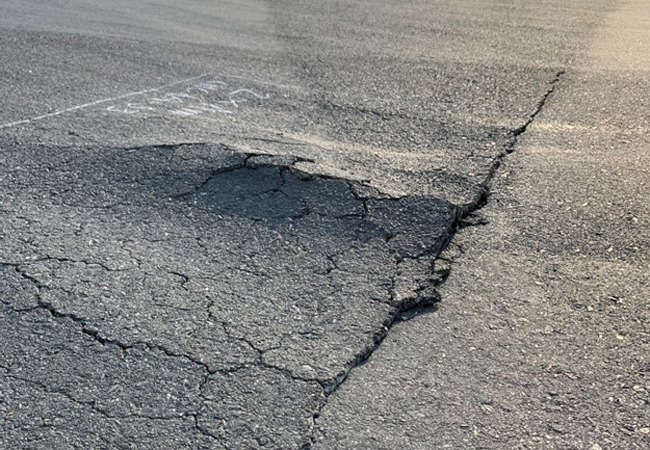 Một điểm lún vỡ trên mặt đường băng sân bay Nội Bài. Ảnh: Anh Duy.