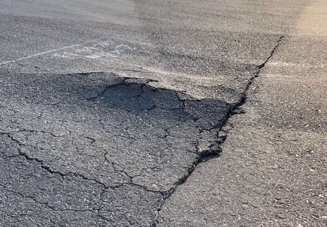 Một điểm lún vỡ trên mặt đường băng sân bay Nội Bài. Ảnh: Anh Duy.