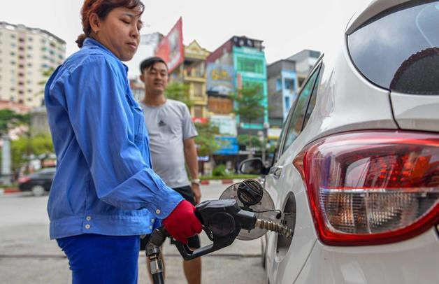 Gia xang giam gan 400 dong moi lit tu chieu nay hinh anh 1 