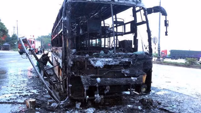 Xe khách cháy trơ khung khi đang lưu thông - 1