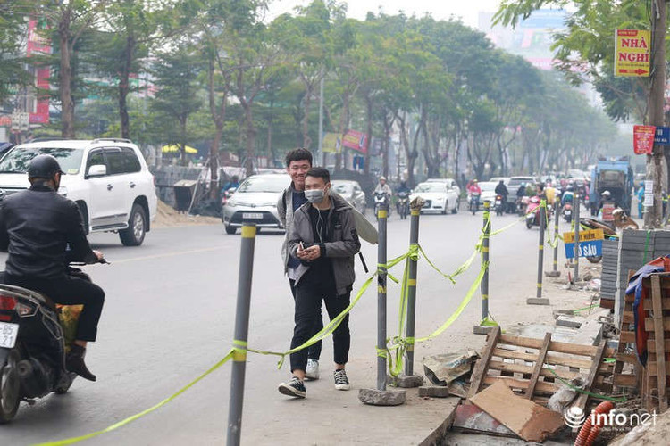 Với việc thi công trên vỉa hẻ khiến những người đi bộ qua đây phải đi xuống đường, gây mất an toàn giao thông.