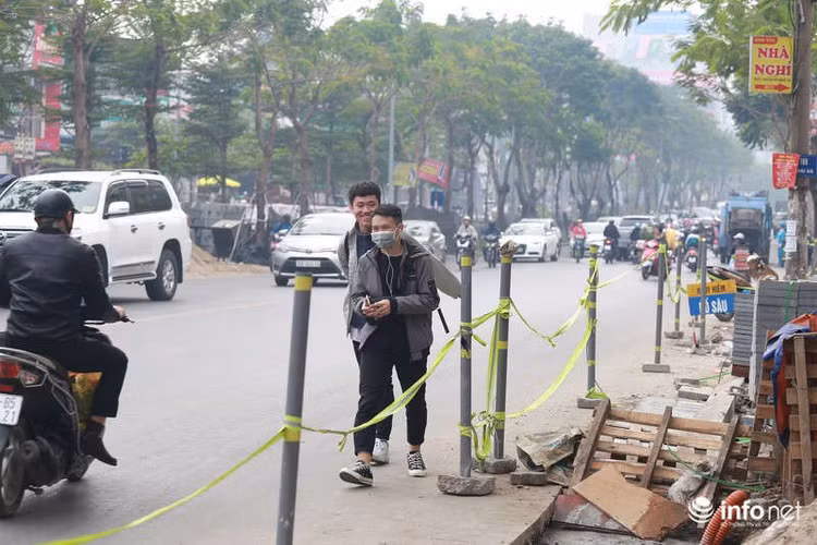 Với việc thi công trên vỉa hẻ khiến những người đi bộ qua đây phải đi xuống đường, gây mất an toàn giao thông.