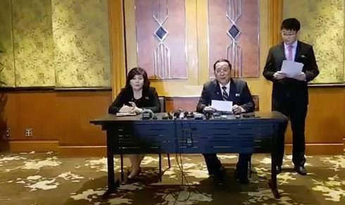 Ngoại trưởng Ri Yong ho (người ngồi, cầm giấy) tại buổi họp báo.
