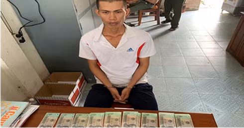 Đối tượng Phạm Văn Mẫn cùng tang vật.