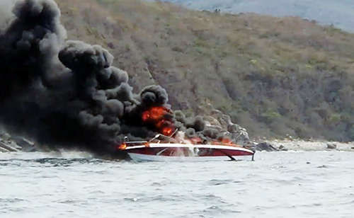 Ca nô bốc cháy trên vịnh Nha Trang, khiến hai người bị bỏng. Ảnh: An Thương