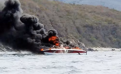 Ca nô bốc cháy trên vịnh Nha Trang, khiến hai người bị bỏng. Ảnh: An Thương