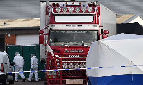 Nhân viên pháp y khám nghiệm hiện trường nơi phát hiện ra 39 thi thể trong container tại khu công nghiệp Waterglade, Essex, Anh ngày 23/10. Ảnh: AFP.