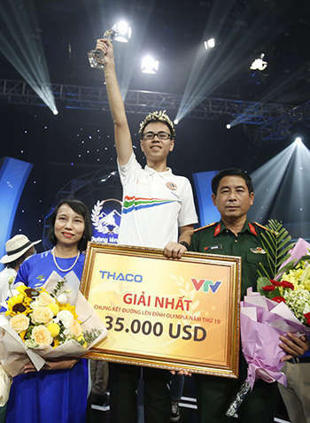 Trần Thế Trung bên bố mẹ. Ảnh: Đình Tùng