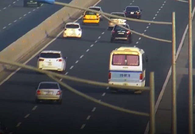 Ngang nhiên dừng đỗ trên cao tốc Hà Nội - Hải Phòng, tài xế bị phạt 5,5 triệu đồng - Ảnh 1.