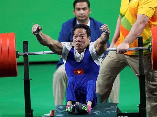 Lực sĩ bán huy chương, cứu cô bé hàng xóm gặp nạn