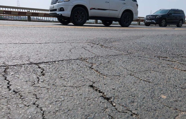 Dù đã trải quan nhiều đợt sửa chữa, những vết rạn nứt vẫn xuất hiện trên mặt cầu Thăng Long. (Ảnh: Việt Hùng/Vietnam+)