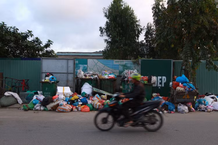 Ông Võ Minh Đức- Tổng Giám đốc Công ty CP Môi trường đô thị Đà Nẵng, xác nhận: “Do người dân chặn xe cả 2 ngày nay khiến cả thành phố đang tồn đọng hơn 1.000 tấn”