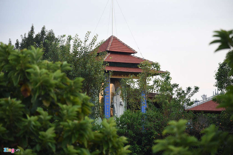 Biet phu, trang trai duoc su Toan xay dung ben canh chua Nga Hoang hinh anh 2 