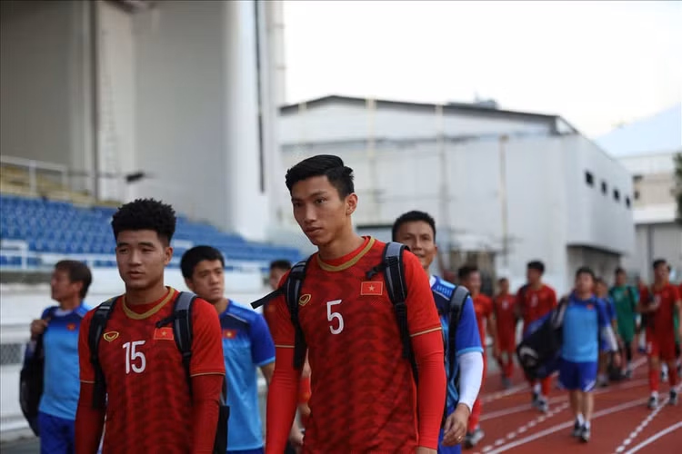 U22 Việt Nam đến từ rất sớm để tránh tắc đường nhưng... Ảnh: HOÀI THU