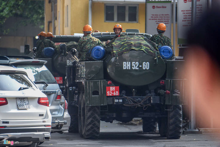 Dan xe quan doi den Rang Dong tay doc hinh anh 6 