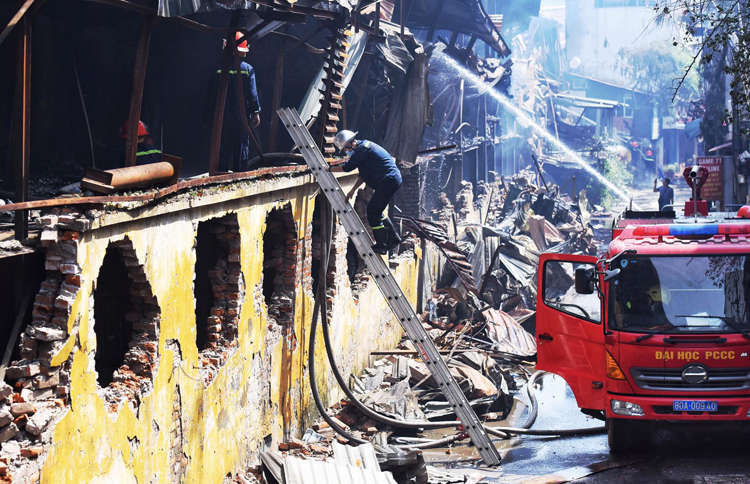 Cảnh sát chữa cháy sáng 29/8. Ảnh: Ngọc Thành