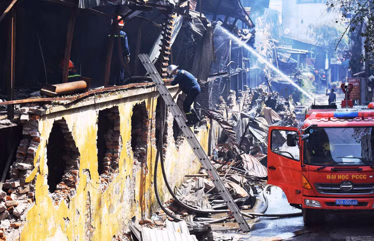 Cảnh sát chữa cháy sáng 29/8. Ảnh: Ngọc Thành