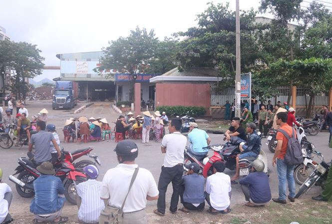 Dân vây nhà máy thép Dana - Ý hồi tháng 12/2018. Ảnh: Nguyễn Thành