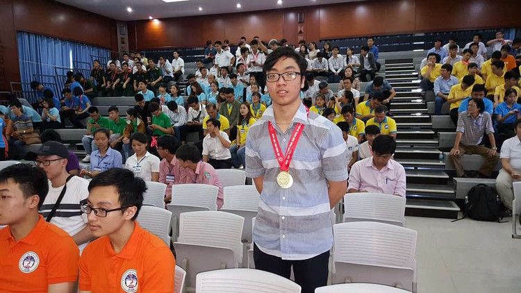Thí sinh Vương Đình Ân trong Lễ bế mạc và trao giải kỳ thi Olympic Toán học sinh viên và học sinh 2019.