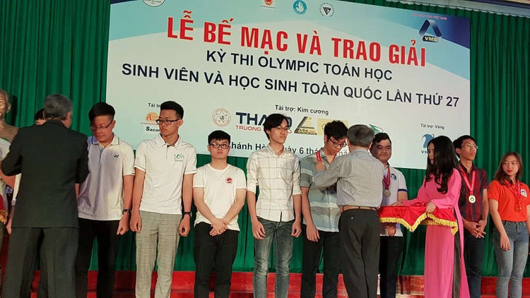GS.TSKH Ngô Việt Trung, Chủ tịch Hội Toán học Việt Nam trao huy chương vàng cho thí sinh Vương Đình Ân.