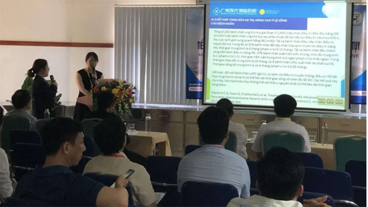 BS Dai Wenyan trình bày bản báo cáo về kỹ thuật dao Nano.